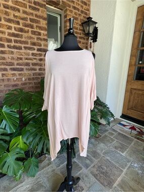 Relaxed Cold-Shoulder Tunic in Blush Pink